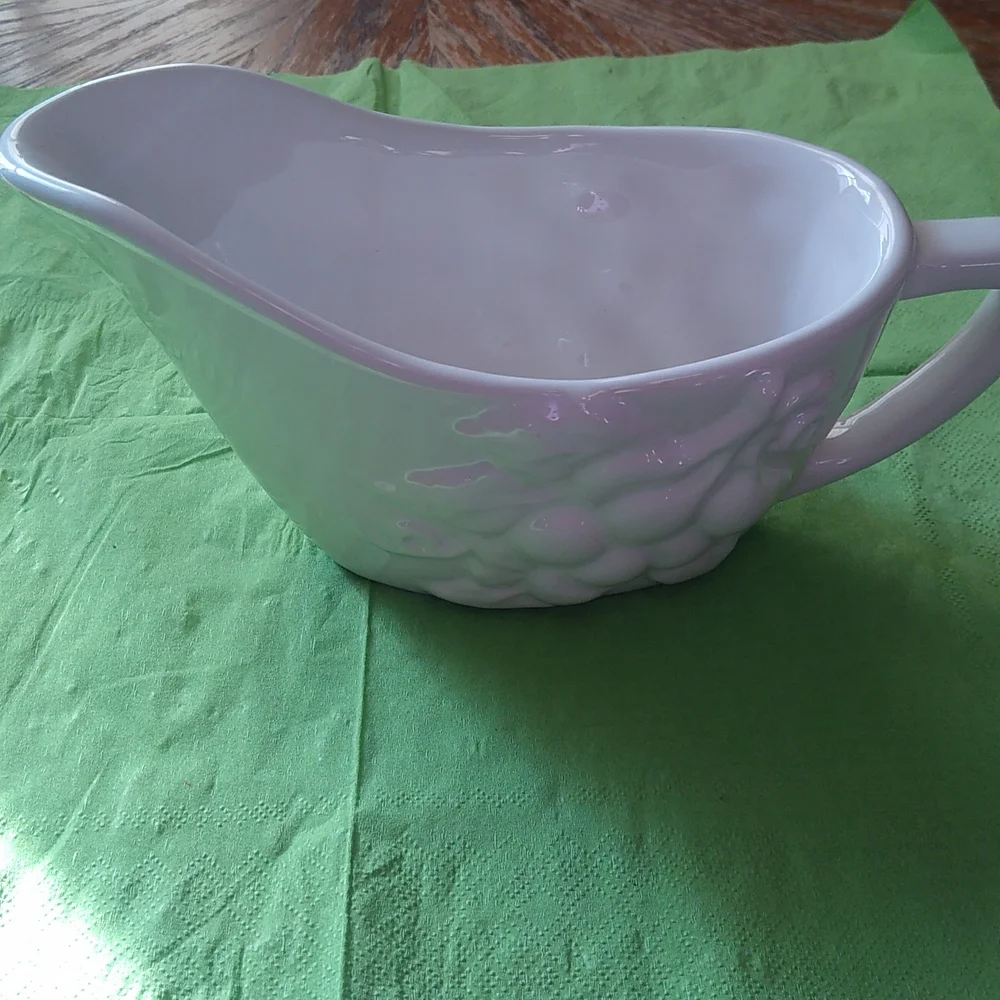 Pier 1 gravy boat